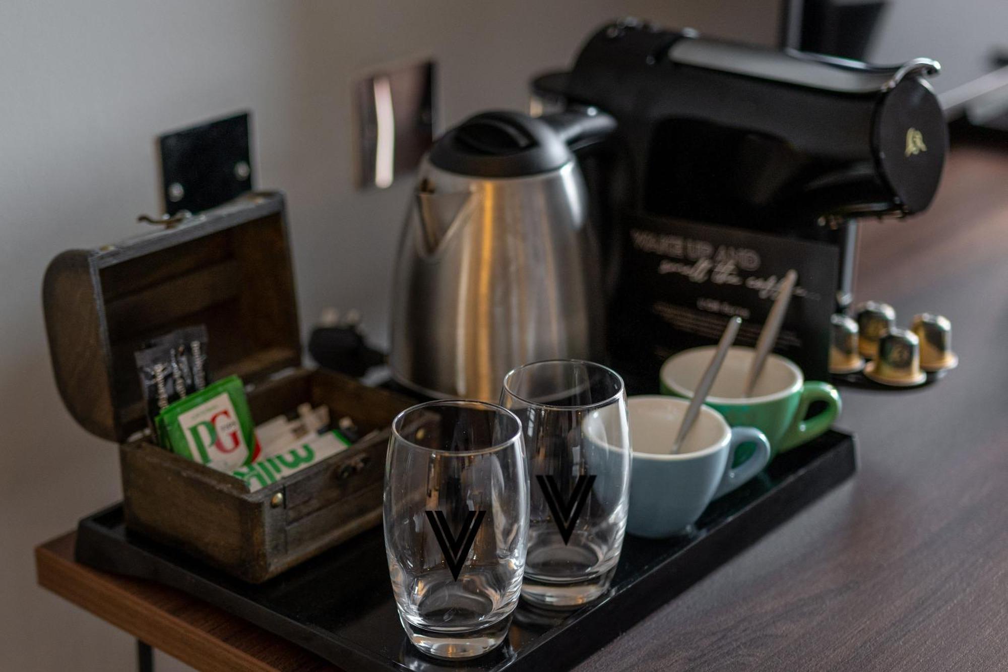 Village Hotel Leeds South Экстерьер фото